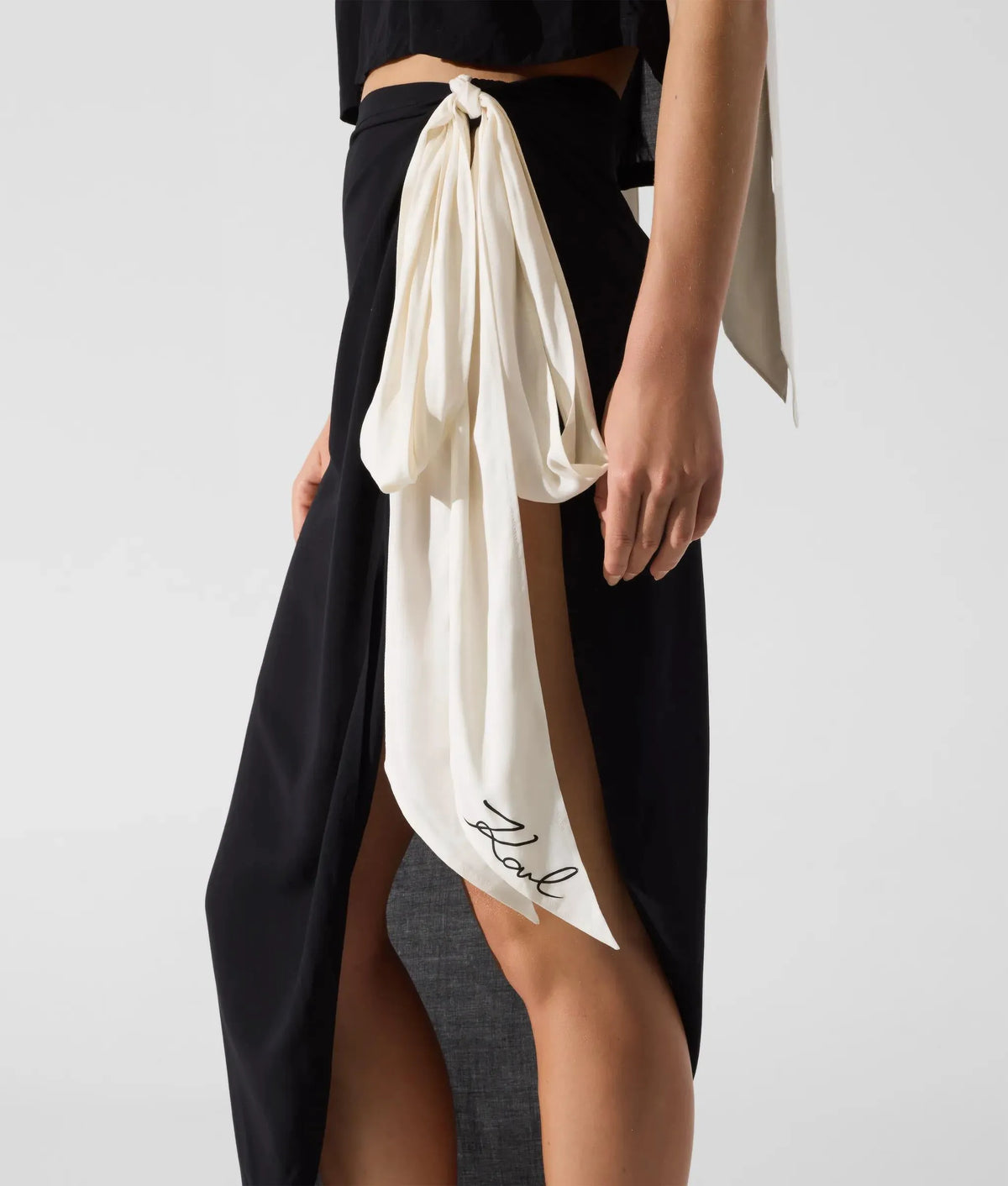 Signature bow pareo