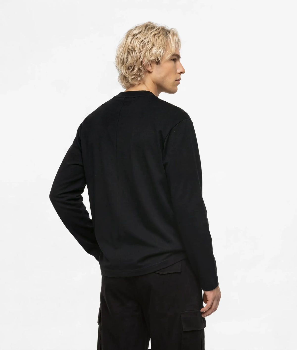 Long-sleeved seamed T-shirt