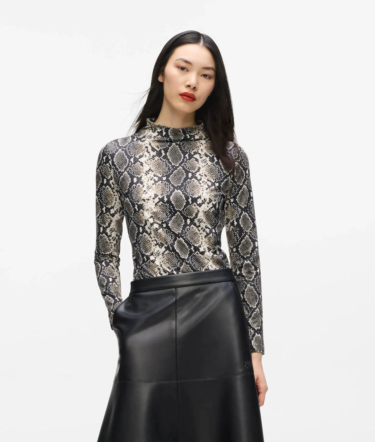 Mock neck long-sleeved top