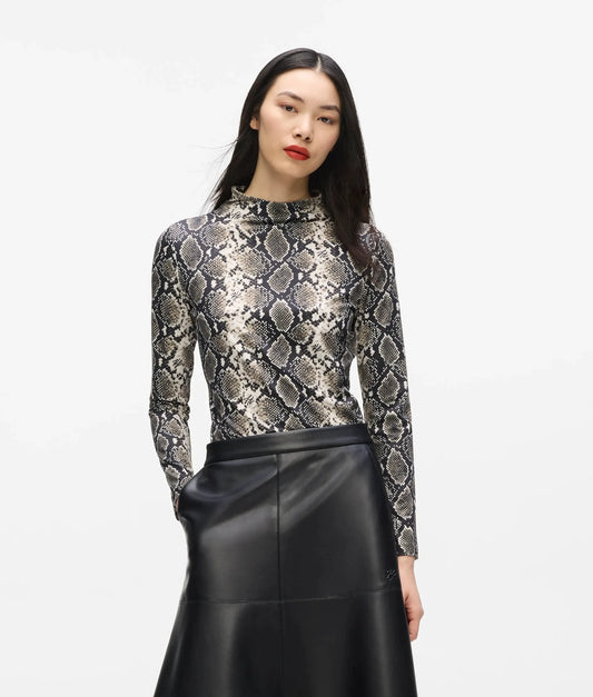 Mock neck long-sleeved top
