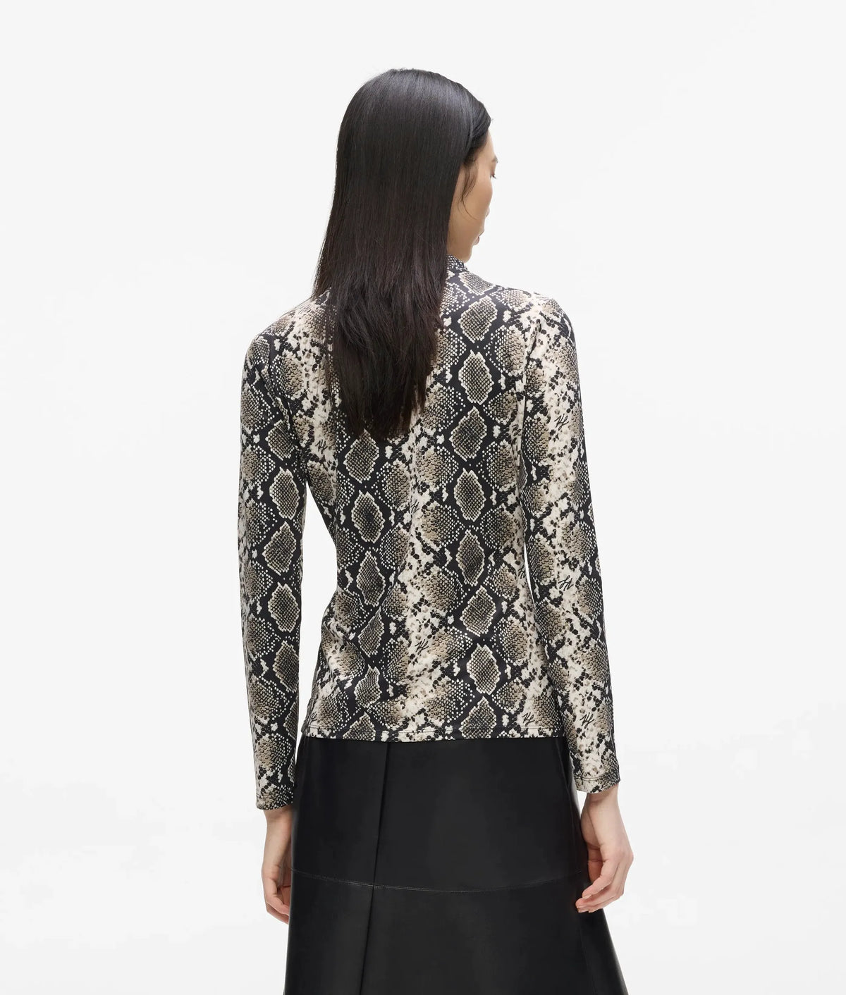 Mock neck long-sleeved top